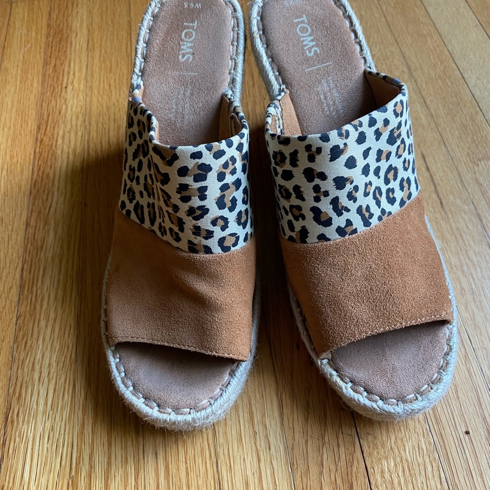 Tom’s wedge sandal